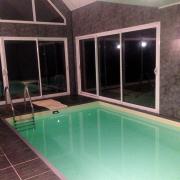 piscine intérieure de nuit